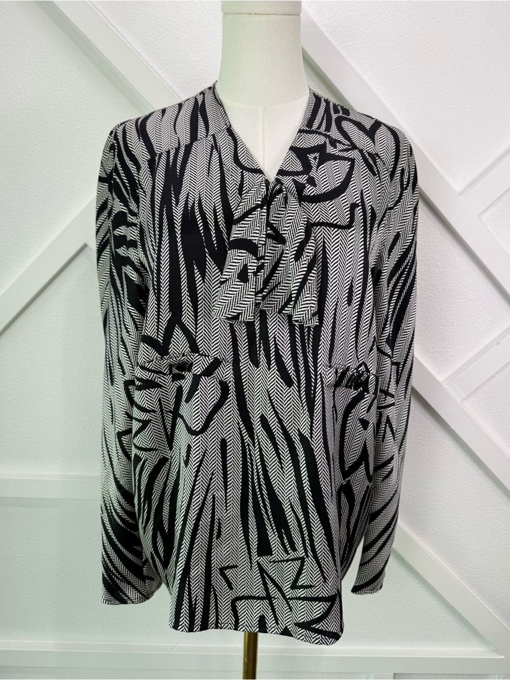 Vintage Valentino Miss V Silk Blouse US 6 IT 40 Black White Bow Tie Italy